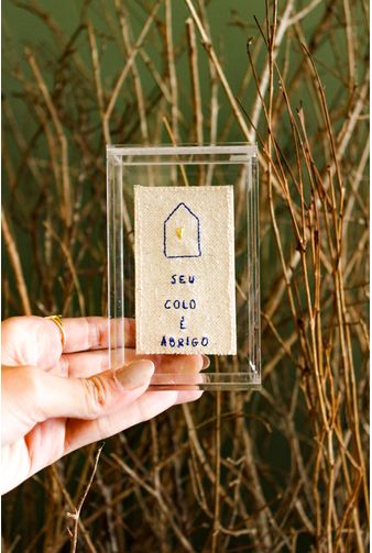 Quadro Acrilico Bordado Seu Colo e Abrigo Mercatto